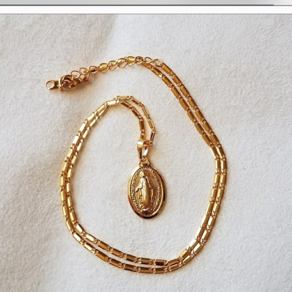 Virgin Mary Necklace with Pendant - Picture 5 of 6